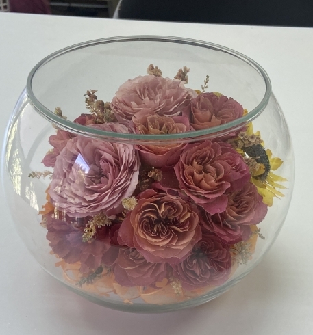 こちら側にはバラ「ウェディングブーケ＆テーブル装花のボトルフラワーが完成しました～生花保存のボトルフラワーatelier4-flowers」