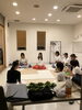 多様な用途で集まる温かい屋内空間「19時スタートの夜セミナーに！勉強会＋持ち寄り懇親会ができるシェアスペース」