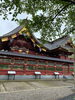 塀には絵巻が描かれています「占い師と行く神社巡り～2021夏の陣」