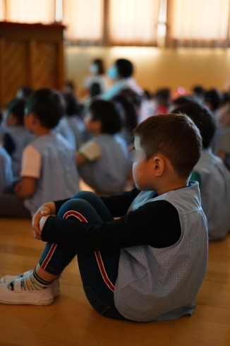 真剣に聞き入る５才さん「今日は遊戯室で防犯教室　５月の子育て支援事業はすべて中止。」