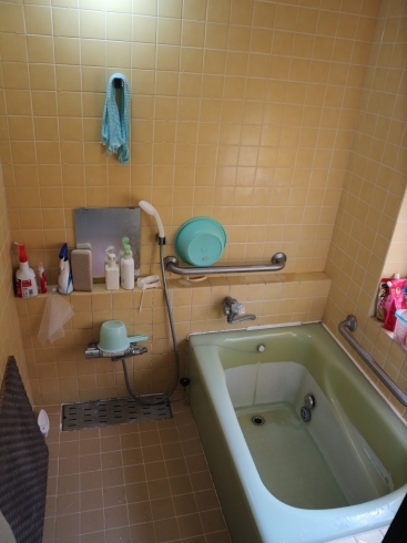 施工前：30年以上使用したタイル張りの床「【リフォーム事例紹介】鴻巣市のK様邸にて水回りリフォームを！浴室と給湯器交換を実施」