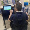 専用の機器で本の所在を確認しています。「新図書館への道のり㉜」