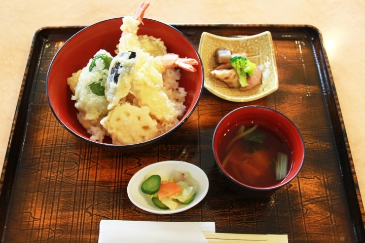 雫石駅 ごろすけ ほーほー の海老天丼定食 まいぷれ盛岡 編集部 おすすめランチのお店 まいぷれ 盛岡 滝沢 二戸 八幡平 雫石