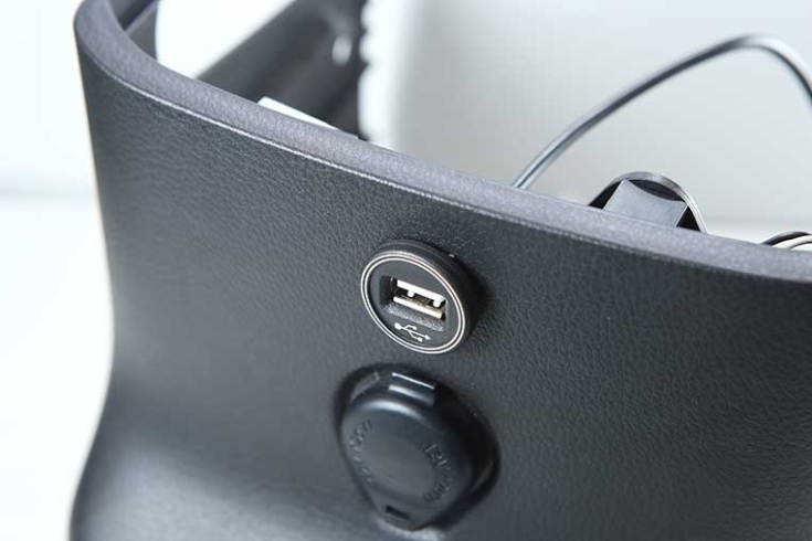 穴あけ型USB埋め込みUSBポート設置例「車のＵＳＢ充電方法」