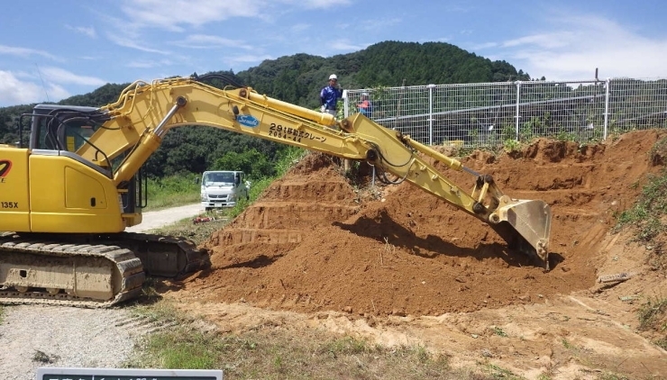 掘削工事を行っています。「土砂崩落復旧工事」