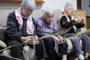 「男の人の仕事じゃ」と言いながら「しめ飾りを入居者様と共に作りました。」