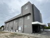 左手にあるグレーの建物が当クリニックです「【交通アクセス】みやはら腎泌尿器科クリニックまでの道順🚗🗺️」