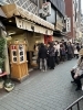 午後1時30分頃　店の中にも二重の行列です「柳家の鯛焼き😋　並んでも食べたい　アンティークDEN」