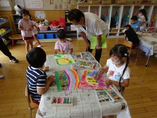 たくさんの色を使ってきれいだね！「幼稚園・学校支援ボランティア（絵画指導）の方を迎えて」