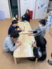 みんなで寄せ書きを書いています✨「まんまる卒業式👩‍🎓✨【札幌市北区篠路　児童発達支援　放課後等デイサービス】」