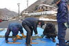 竹を斜めに切って「地域の方が立派な門松を作ってくださいました。」