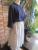 ゆったりきれる、心地よい服「綿麻バックギャザーブラウス×花柄スカートで春夏ナチュラルコーデ」