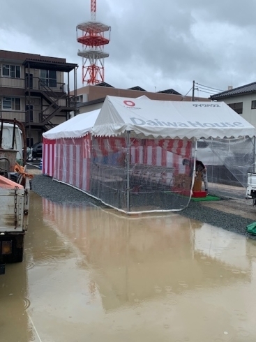 全体写真「東広島市西条朝日町　大きいタイプの地鎮祭です！雨の日の設営・・・。　発電機用の小テントも設置してみました！　なんでも準備しますよ　レンタルほり」