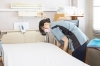 環境整備をしている看護助手「【正社員求人】未経験から始められる看護補助｜資格取得支援あり・残業ほぼゼロ　（下松市　求人）」