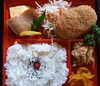 「明日の日替り弁当は鯛めしと天ぷら」