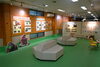ソファで休みながらゆっくりご覧ください「ようこそ！ジェニファー展　～オランウータンのジェニファーがやってきた！～」
