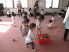 待って～待って～。ボールいっぱいだ～「今日は、サークル「仔やぎの会」に行ってきました。」