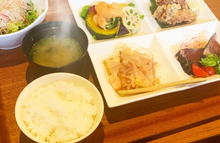 新居浜市 郷 Dining Cafe Bal Riina ダイニングカフェアンドバルリイナ で4種のプレートランチ 新居浜のランチおすすめ店 カフェ 喫茶店から 洋食 和食 中華まで 人気の グルメご飯を紹介 食事選びに大活躍 まいぷれ 新居浜市