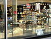ショーウィンドウ「丸善名古屋本店で販売会開始です！初の名古屋でお客様はどのような反応をされるか楽しみです！共同出店のイタリア伝統工芸「Legame」と共に、伸びる本革ベルトをPRして参ります。」