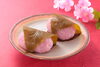 桜道明寺（1個　税込172円）「【季節限定商品】色・香る・味を楽しむ♪ オランダ家の「春の和菓子」🌸」