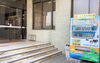 市役所東入口にもあります「新居浜市の子育て情報　こども食堂支援自販機のお知らせ★」