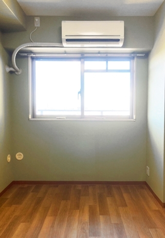 鶯色クロスと木目のやわらかなクッションフロア貼替え「大阪市内｜事務所用1室：天井・壁・床貼替えのみのプチリフォーム」