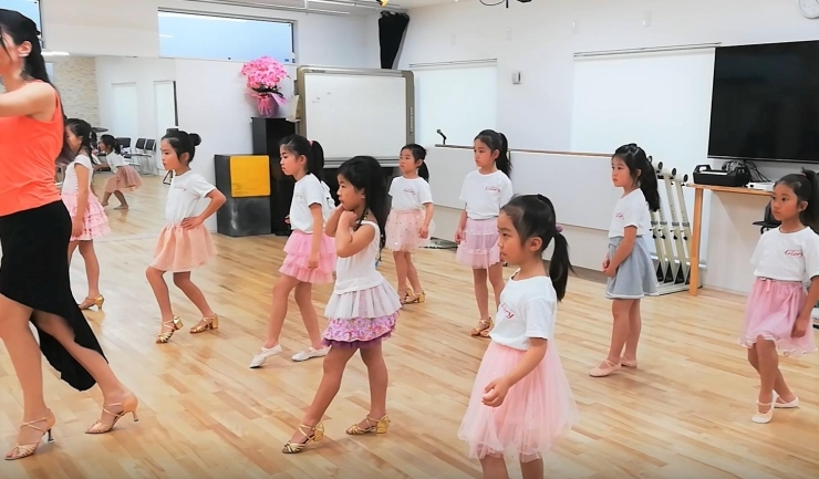 特別講師は、3名在籍「ダンスクラス　女の子の姿勢、情緒、運動能力に効果！！」