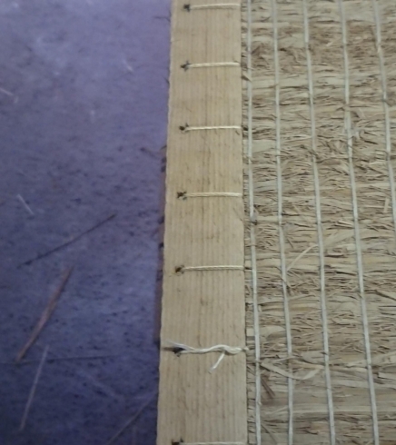 古い糸の上から新しい糸をかけていきます。「板入りの畳って何？          一生に何度もさせてもらえない仕事に感謝です。  」