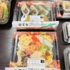 助六＆ばらずし「【本日のおすすめ】野菜たっぷり「八宝菜」が登場！定番の助六やスパムむすびも人気です♪」