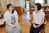 後ろの写真は本人が画いてくれたイラスト「教え子が民泊を取材に来てくれました　地域の魅力を一緒に発信」