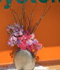 入り口にピンクの花をメインに。「場所に合わせて」
