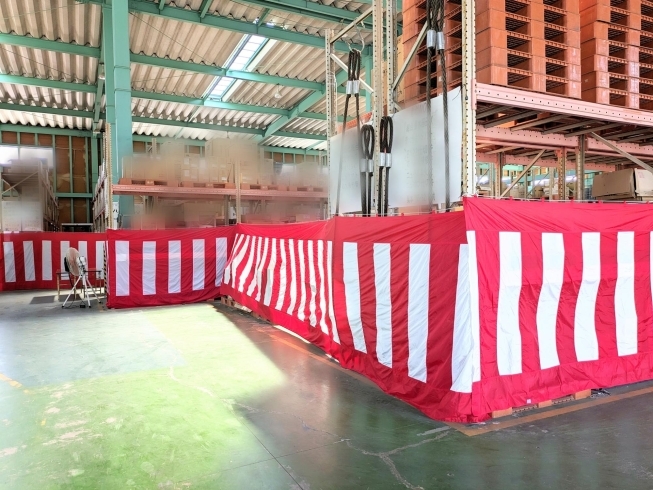 会場となる倉庫を紅白幕で囲んでいきます「展示会 in 松阪市」