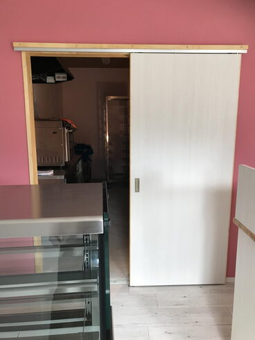 引き戸と全く同じ材料で統一感のあるカウンター「作り付け家具の作成もお任せください!株式会社NAOカンパニー❗️」