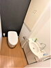 後ろの壁一面を濃色で。空間が締まります「先ずはトイレのリフォームでインテリアレッスン。」
