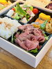 お弁当のお届けいたします。「法事・慶事・家族葬に|和牛ステーキ・すき焼き弁当などお肉中心のお弁当配達対応」