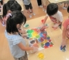 見て見て!私たちの上手なペインティング!!「大阪教育大学付属池田中学校の学生さんとフィンガーペインティングでうちわ作り!」