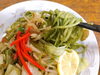 「もちもちの緑の麺！富屋食堂さんの、魚沼名物「魚沼グリーン焼きそば」は柚子胡椒がアクセント！」