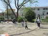 傘袋を風船にして飛ばしたよ「今日はたまて箱「公園で一緒に遊ぼう」がありました。」
