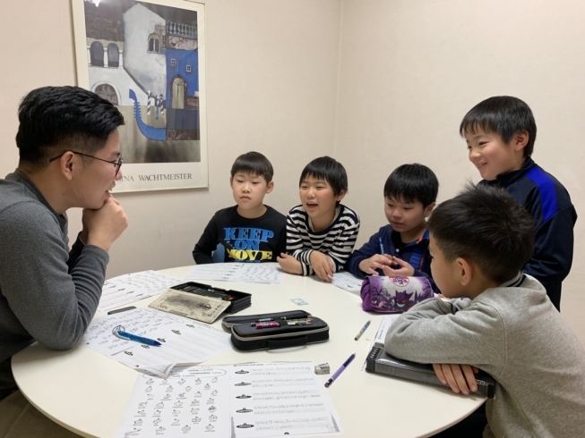 「小樽商大の留学生が、小学生の英会話部門で研修中です。」