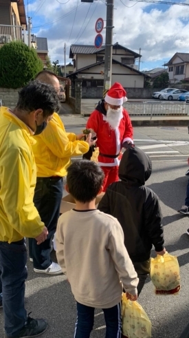「昨日は少し早いクリスマスプレゼントを 姫路市内3箇所の児童養護施設の子供達に ランボルギーニサンタ号に乗ってサンタクロースに 扮して配らせて頂きました(°▽°)」