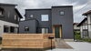 黒い塗り壁と、木の質感のコントラスト「【お知らせ】SHiFT．のホームページの施工事例が増えました！　皆様のお家づくりの参考に、是非ご覧ください。」