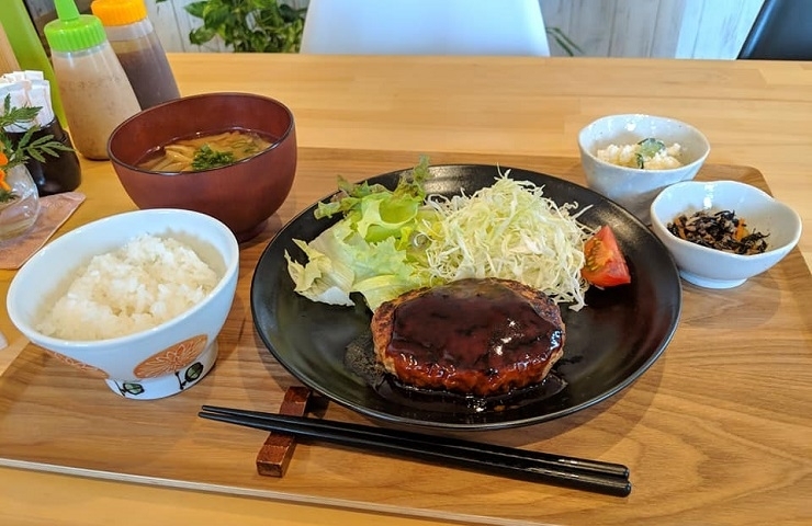 新居浜市 郷 スマイル食堂で毎日楽しみな日替わりランチ 新居浜のランチおすすめ店 カフェ 喫茶店から 洋食 和食 中華まで 人気の グルメご飯を紹介 食事選びに大活躍 まいぷれ 新居浜市