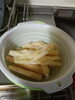 まずは茹でる。「10/1 明日は八王子 福丸園さんの第2回キャッサバ直売会　八王子スカイホテル正面で開催されます。八王子産キャッサバは超レア物。第1回は即完売。
第1回に行けなかった明日お待ちしています。第何回まであるかこの長雨の影響で野菜全般成育不良。」