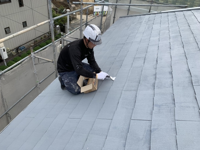 洲本市案件　縁切り部材タスペーサー挿入中「屋根塗装の重要工程！縁切りタスペーサー挿入！」