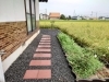 写真④完成：レンガで仕上げています、脇には花壇です「防草工事／雑草対策／ガラタイル張り／土舗装　　島根県　出雲市」