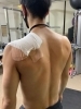 痛みの軽減や可動域を確保しながらのトレーニングです「「キネシオテープ」ってご存じですか？一般的な白いテーピングとはちょっと違うのですが、とても効果的なテープです。」