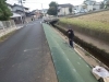 写真①：シートを補強しています「お仕事紹介：道路のり面／防草シート張り　島根県　出雲市」