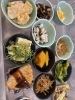 「本日の日替わりは鶏もも肉のネギマヨポン酢！ご飯・味噌汁おかわり自由で満足ランチ」