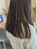 「秋にぴったり！くすみベージュの艶ロングで大人可愛いを叶える」