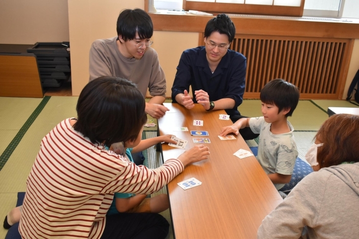 （正面左手）コミュニケーション講師石川 さんです。「第1回「ボードゲームで遊びながら、考えるきっかけ作り！」」